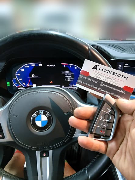 Нов ключ за BMW X5 Alpina пред арматурното табло на автомобила