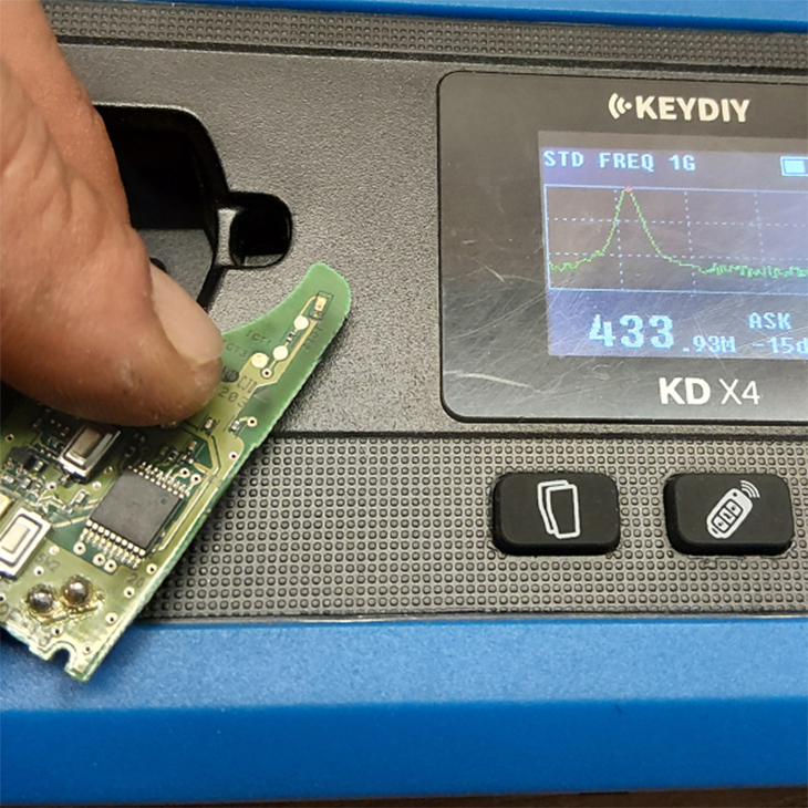 Почистена платка на анализатор KEYDIY, показваща чист сигнал на 433 MHz
