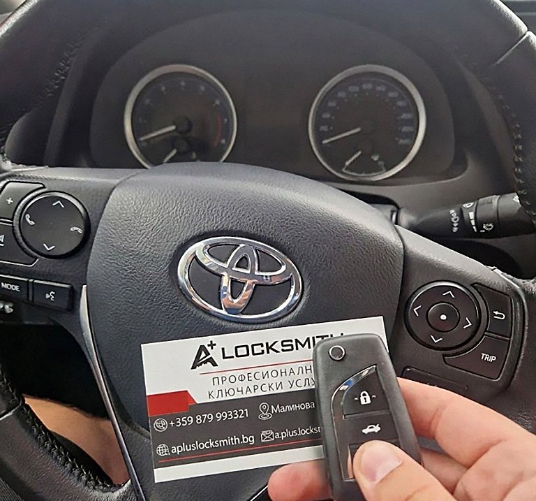 Нов програмиран ключ за Toyota Corolla 2016 до визитка A+ Locksmith в купето