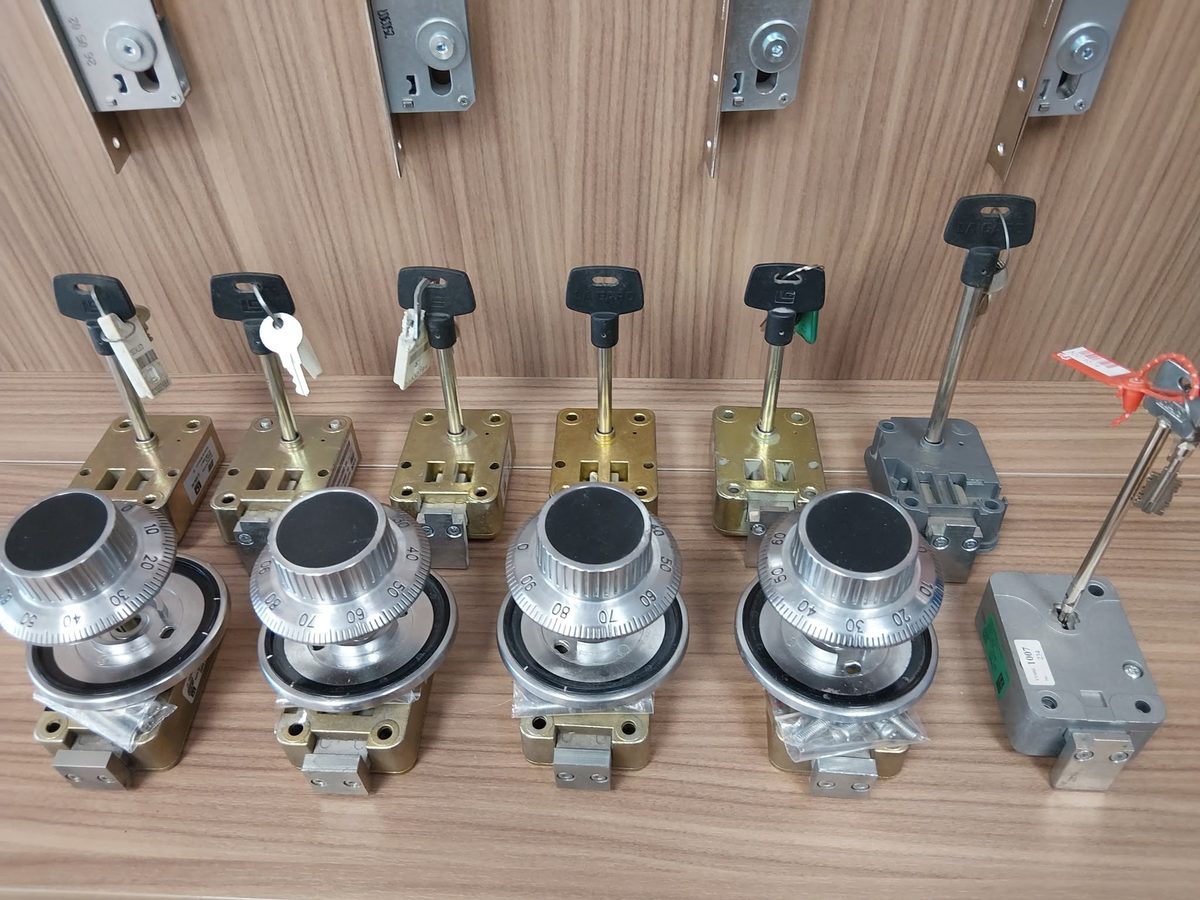 Комбинирани сейфови брави LaGard 3300 и 2200, снети от банкомати