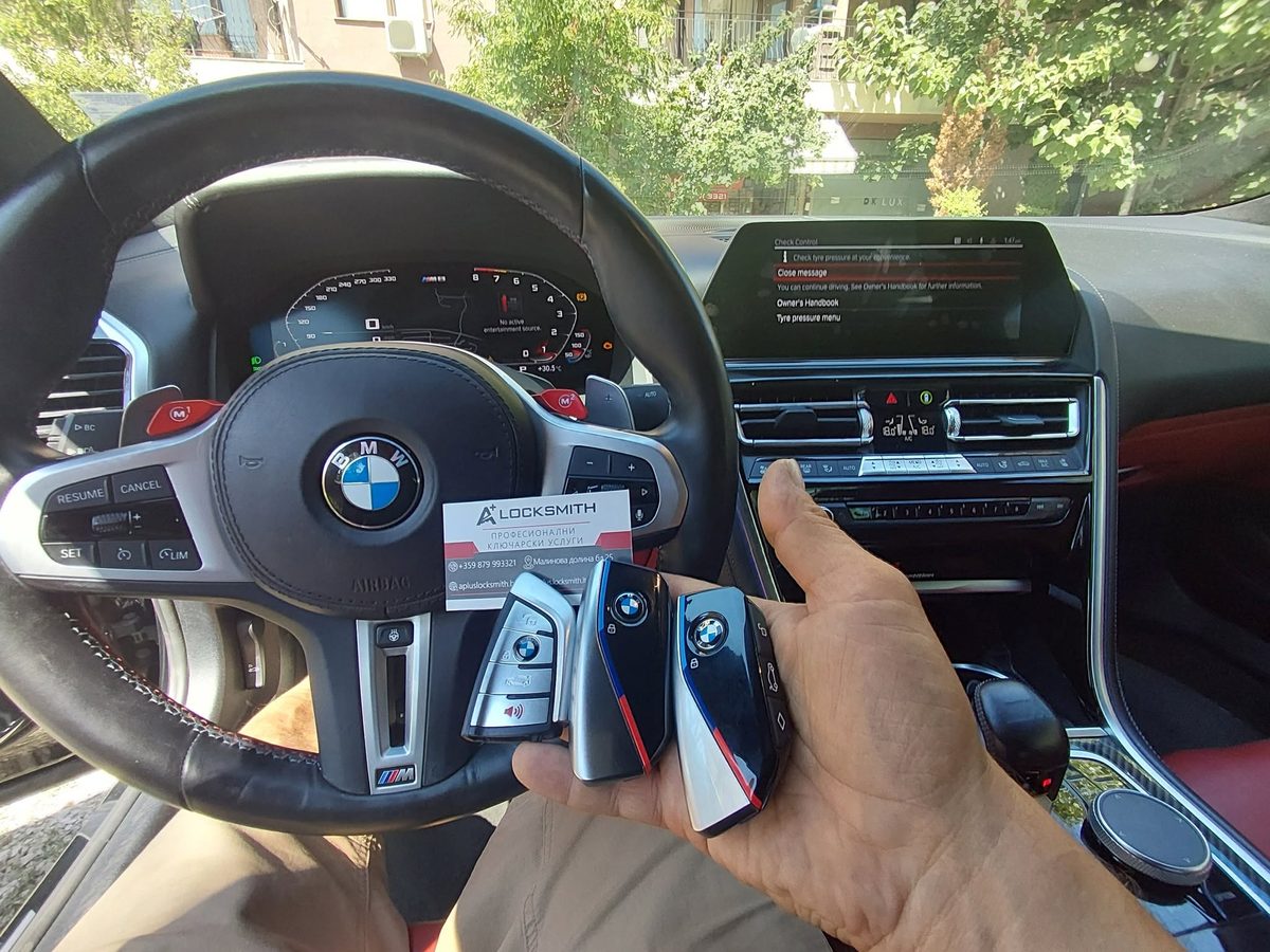 Оригинални ключове на BMW M8 в интериора на автомобила